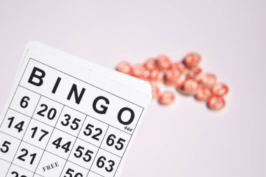 Masa başı bingo ya da loto oynamak için arka planda numaraları ve kartları olan bir sürü tahta fiş. Rus Lotosu 'nun dünya çapında klasik bingo oyunlarına benzer kuralları vardır..