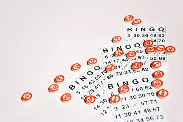 stock image Many wooden chips with numbers and cards for a board game of bingo or lotto on a light background. Russian Lotto has similar rules to the classic worldwide bingo game.