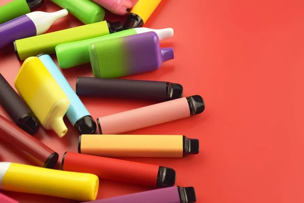 Набор Разноцветных Одноразовых Электронных Сигарет Красном Фоне Понятие Современного Курения — стоковое фото