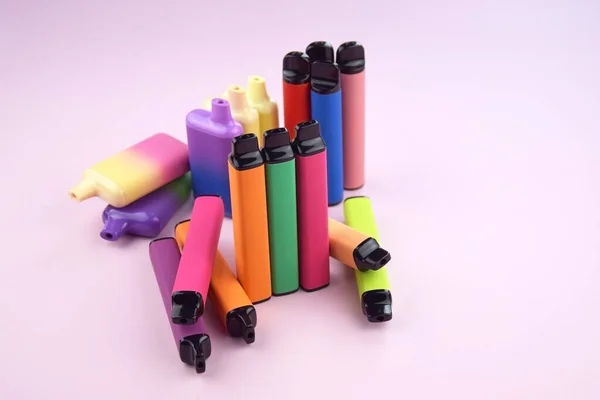 Set Cigarrillos Electrónicos Desechables Multicolores Sobre Fondo Rosa Concepto Tabaquismo — Foto de Stock