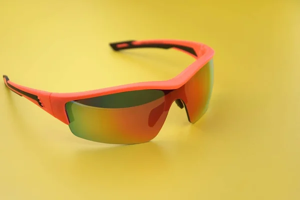 Óculos Esportivos Feitos Plástico Laranja Com Lentes Amarelas Disparados Contra — Fotografia de Stock