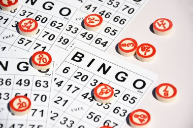 Masa başı bingo ya da loto oynamak için arka planda numaraları ve kartları olan bir sürü tahta fiş. Rus Lotosu 'nun dünya çapında klasik bingo oyunlarına benzer kuralları vardır..