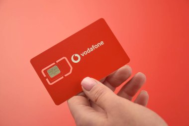 KHARKIV, UKRAINE - 11 Şubat 2023: Vodafone başlangıç paketi kırmızı arka planda.