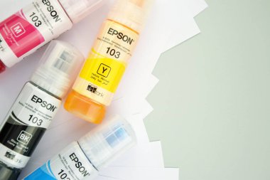 KHARKIV, UKRAINE - 11 Şubat 2023: 4 şişe mürekkep Epson, sarı, kırmızı, mavi, siyah, Epson L3150 seri yazıcısının dahili.