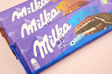 KHARKIV, UKRAINE - 12 Şubat 2023: Oreo aromalı çikolatalı Milka ve yumuşak pembe arkaplanda karamel.