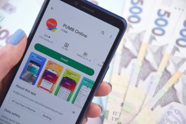 Kharkiv, Ukrayna - 13 Mart 2023: Ukrayna 'daki Pumb Online mobil bankacılık uygulaması. Ulusal para birimi Hryvnia 'nın banknotlarından alınan özgeçmiş.