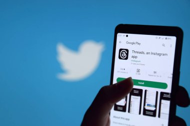 Kharkiv, Ukrayna, Temmuz 06, 2023: Konu uygulaması logosu ekranda görülüyor. Meta Platformlarının yeni uygulaması Twitter yarışmacısı.