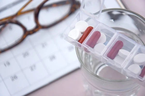 Calendário Com Pílulas Termômetro Sem Contato Conceito Tratamento Doenças — Fotografia de Stock