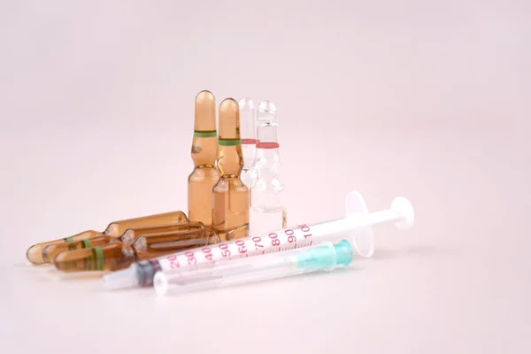 Många Medicinska Ampuller Ljus Bakgrund Läkemedelsbegreppet Injektionsflaskor För Medicinsk Injektion — Stockfoto