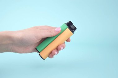 Mavi arka planda tek kullanımlık elektronik sigara seti. Modern sigara, buhar ve nikotin konsepti.
