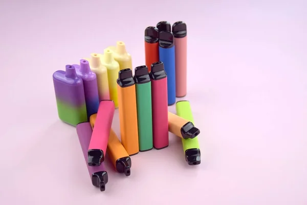 Set Cigarrillos Electrónicos Desechables Multicolores Sobre Fondo Rosa Concepto Tabaquismo —  Fotos de Stock