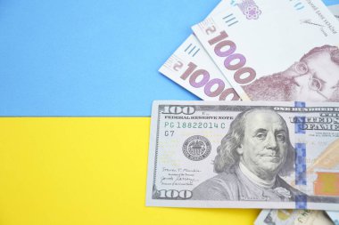 Amerikan Doları ve Ukrayna Hryvnia 'sı. Savaşta Ukrayna 'ya Amerikan yardımı kavramı. Döviz kuru kavramı.