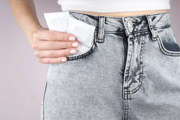 Preservativos Bolsillo Jeans Prevenir Infección Día Mundial Del Sida Concepto — Foto de Stock