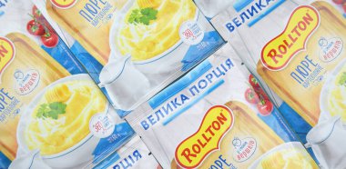 KHARKIV, UKRAINE - 12 Şubat 2023: Rollton mavi zemin üzerinde hazır patates püresi. Fast food, abur cubur.