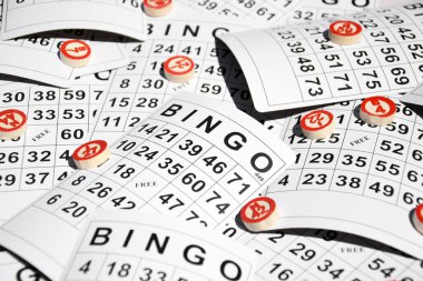 Masa başı bingo ya da loto oynamak için arka planda numaraları ve kartları olan bir sürü tahta fiş. Rus Lotosu 'nun dünya çapında klasik bingo oyunlarına benzer kuralları vardır..