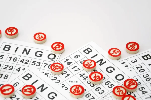 Muchas Fichas Madera Con Números Tarjetas Para Juego Mesa Bingo — Foto de Stock