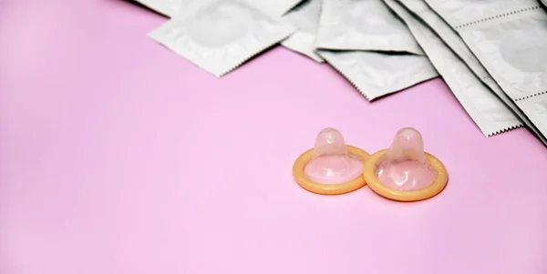 Veel Witte Pakjes Ongeopende Condooms Een Roze Achtergrond Het Concept — Stockfoto