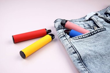 Kotun cebinde tek kullanımlık elektronik sigara seti. Modern sigara, buhar ve nikotin konsepti.