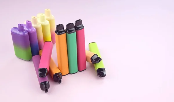Set Van Multicolor Wegwerpsigaretten Een Roze Achtergrond Het Concept Van — Stockfoto
