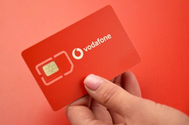 KHARKIV, UKRAINE - 11 Şubat 2023: Vodafone başlangıç paketi kırmızı arka planda.