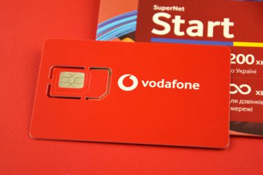KHARKIV, UKRAINE - 11 Şubat 2023: Vodafone başlangıç paketi kırmızı arka planda.