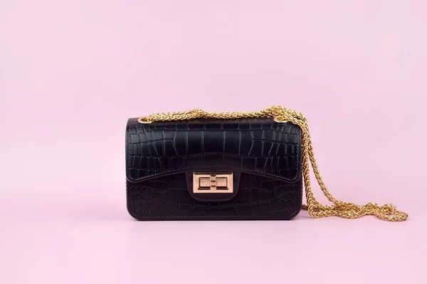 Bolsas de mano para mujer color oro rosa aislado sobre fondo