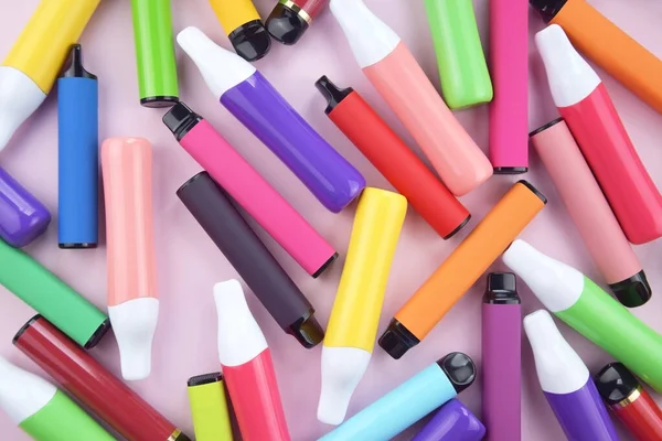 Набор Разноцветных Одноразовых Электронных Сигарет Розовом Фоне Понятие Современного Курения — стоковое фото