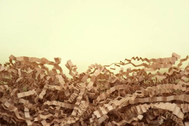 Açık sarı zemin üzerine parçalanmış kağıt. Seçici odak resmi.