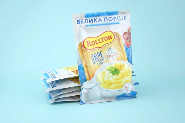 Kharkiv Ucrânia Fevereiro 2023 Rollton Purê Batatas Instantâneas Fundo Azul — Fotografia de Stock