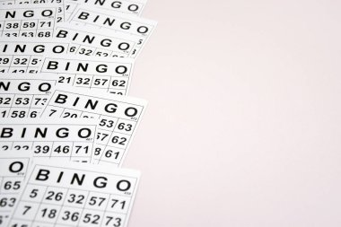 Hafif bir arka planda bir bingo ya da loto oyunu için çok kart var. Rus Lotosu dünya çapında klasik bingo oyunuyla aynı kurallara sahiptir..