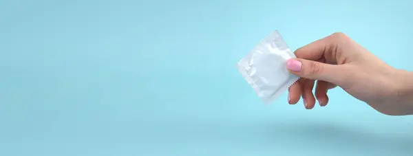 Una Confezione Bianca Preservativo Mano Alla Ragazza Utilizzando Preservativo Ridurre — Foto Stock