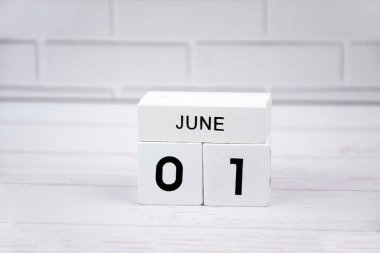 Beyaz tahta takvim 1 Haziran 'ı gösteriyor..