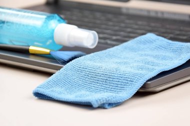 Klavye, peçete, antiseptik ve beyaz arka planda fırçalar. Temizlik konsepti. Ofis temizliği.