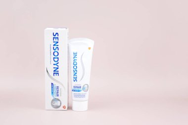 Kharkiv, Ukrayna, 19 Ağustos 2023: Açık arkaplanda bir kutu Sensodyne diş macunu. Sensodyne bir GlaxoSmithKline ürünüdür..