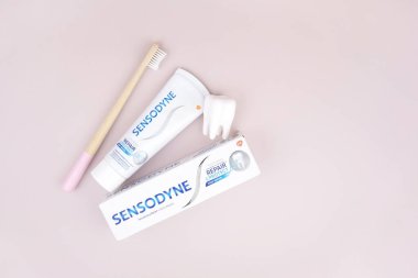 Kharkiv, Ukrayna, 19 Ağustos 2023: Açık arkaplanda bir kutu Sensodyne diş macunu. Sensodyne bir GlaxoSmithKline ürünüdür..