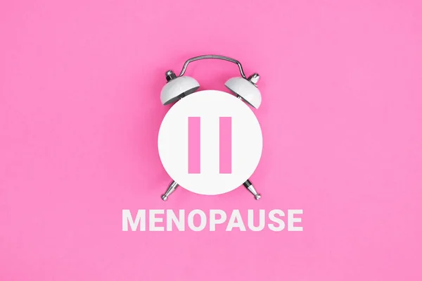 Weißer Vintage Wecker Mit Der Aufschrift Menopause Auf Rosa Hintergrund Stockbild