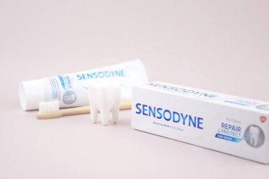 Kharkiv, Ukrayna, 19 Ağustos 2023: Açık arkaplanda bir kutu Sensodyne diş macunu. Sensodyne bir GlaxoSmithKline ürünüdür..