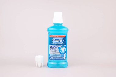 Kharkiv, Ukrayna, 19 Ağustos 2023: Ağız gargarası Oral-B hafif arka planda. Oral bakım kavramı.