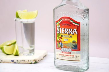 Kharkiv, Ukrayna, 11 Temmuz 2023: Hafif arkaplanda bir şişe Sierra tekila. Tekila mavi agave bitkisinden yapılan bir çeşit alkollü içecektir..