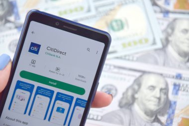 Kharkiv, Ukrayna - 13 Mart 2023: Akıllı telefon ekranında CitiDirect mobil bankacılık uygulaması. Amerikan dolar banknotlarının arka planı.