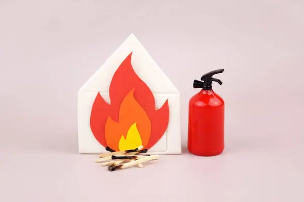 Oyuncak Kırmızı Yangın Söndürücünün Yanına Bir Kutu Kibrit Konmuş Yangın — Stok fotoğraf
