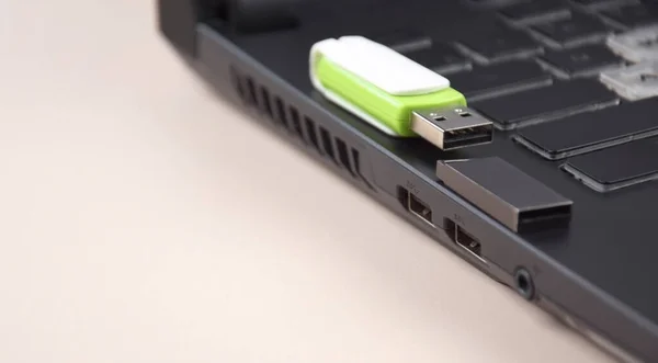 White Green Usb Memory Stick Flash Drive Keyboard Open Laptop — Stock Photo, Image