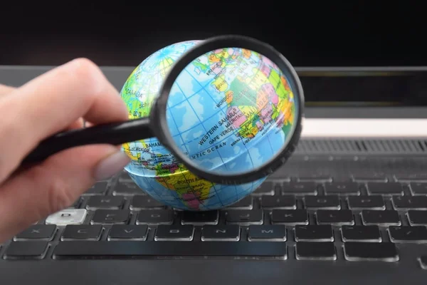 Клавіатура Ноутбуків Глобусом Вершині Світу Концепція Пошуку Інформаційних Даних Інтернеті — стокове фото