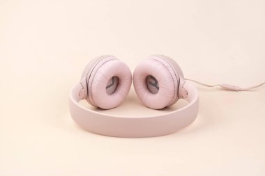 Kharkiv, Ukrayna, Temmuz 06, 2023: JBL T500 Pembe kulaklıklar kalın bas.