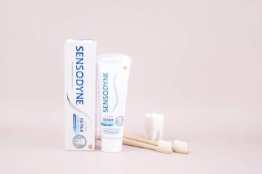Kharkiv, Ukrayna, 19 Ağustos 2023: Açık arkaplanda bir kutu Sensodyne diş macunu. Sensodyne bir GlaxoSmithKline ürünüdür..