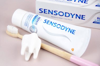 Kharkiv, Ukrayna, 19 Ağustos 2023: Açık arkaplanda bir kutu Sensodyne diş macunu. Sensodyne bir GlaxoSmithKline ürünüdür..