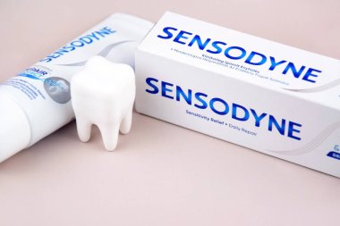 Kharkiv, Ukrayna, 19 Ağustos 2023: Açık arkaplanda bir kutu Sensodyne diş macunu. Sensodyne bir GlaxoSmithKline ürünüdür..