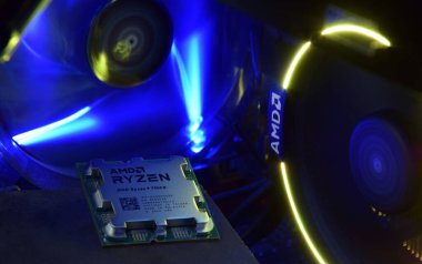 UKRAINE, KHARKIV, NOVEMBER 14, 2022: Bir AMD Ryzen 9 7900X işlemcisine yakın plan.