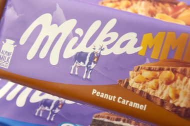 KHARKIV, UKRAINE - 12 Şubat 2023: Oreo aromalı çikolatalı Milka ve yumuşak pembe arkaplanda karamel.