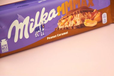 KHARKIV, UKRAINE - 12 Şubat 2023: Oreo aromalı çikolatalı Milka ve yumuşak pembe arkaplanda karamel.